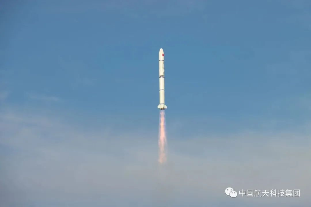 长二丙飞向蓝天（邓雨楠 摄）.png